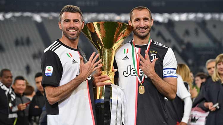 Andrea Barzagli (kiri) dan Giorgio Chiellini merayakan kemenangan juara Serie A Italia musim 2018-19. Tullio M. Puglia/Getty Images