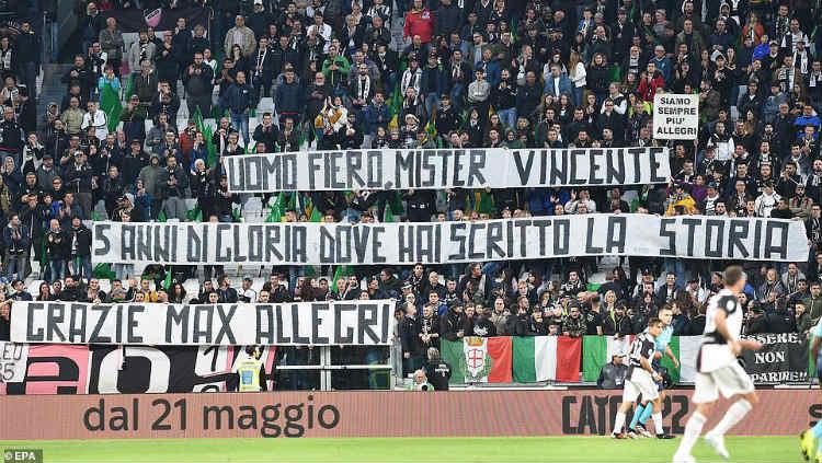 Fans Juventus bentangkan spanduk penghormatan untuk Allegri.