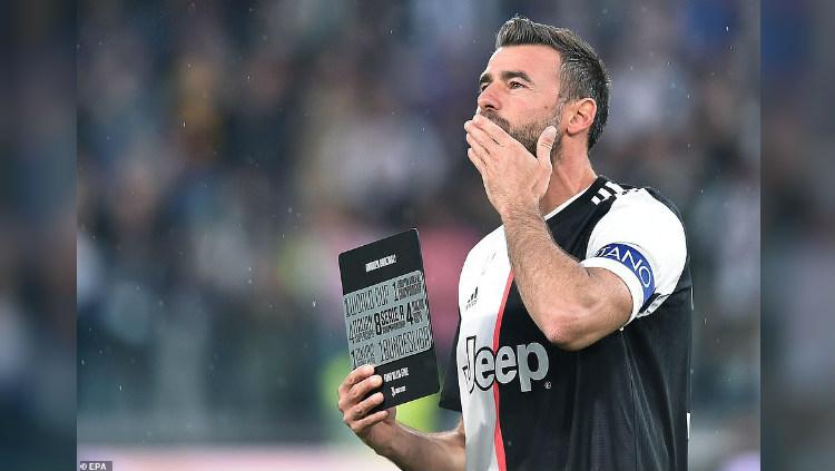 Andrea Barzagli terima plakat penghargaan dari Juventus