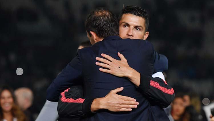 Massimiliano Allegri peluk Cristiano Ronaldo karena musim ini terakhirnya bersama Juventus. Tullio M. Puglia/Getty Images