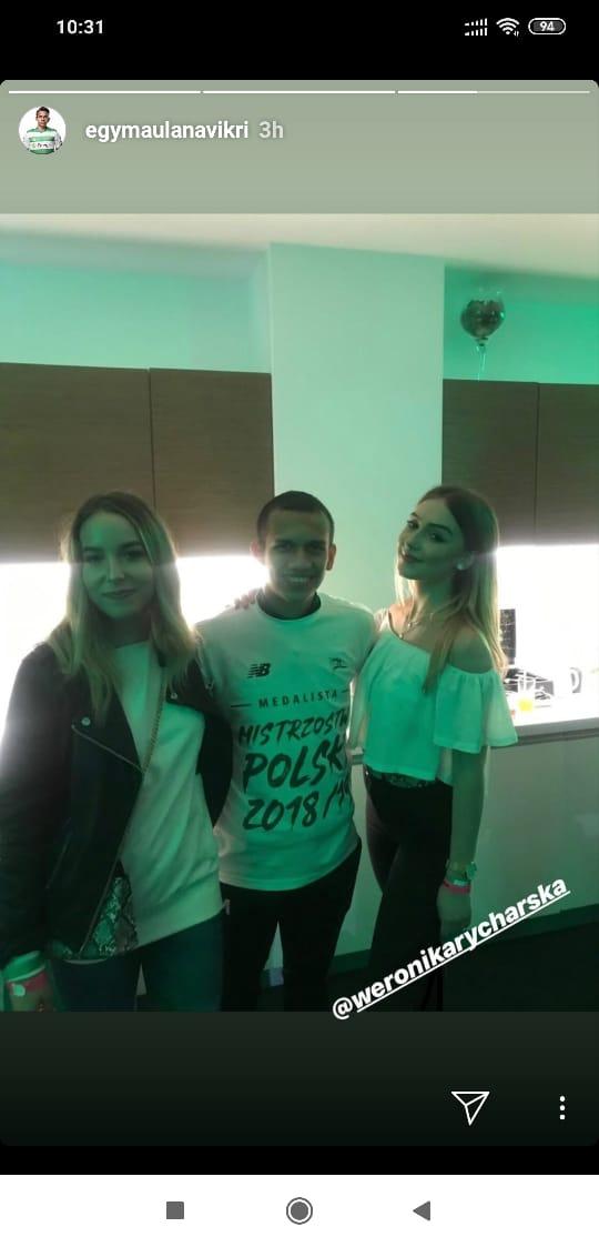 Egy Maulana Vikri Dirangkul 2 Wanita Cantik Copyright: instagram.com/egymaulanavikri