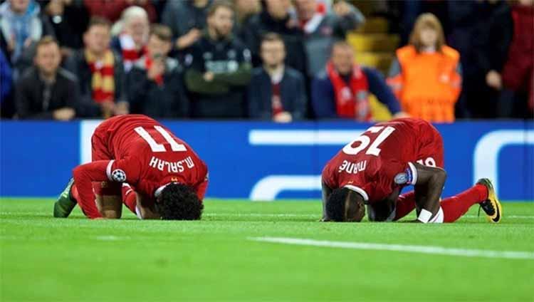 Mohamed Salah dan Mane sujud usai Liverpool kalahkan Sevila di Liga Champions. Foto: dailysabah.com - INDOSPORT