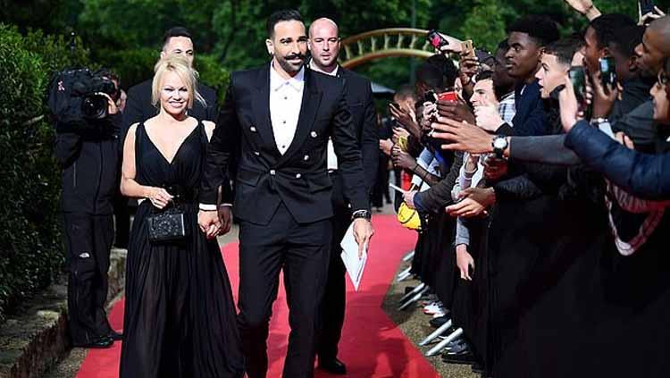 Bintang film Pamela Anderson bersama kekasihnya yang memperkuat Marseille, Adil Rami - INDOSPORT