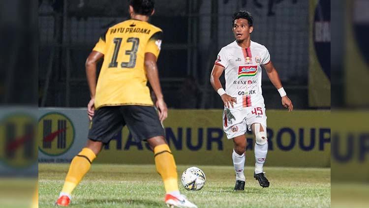 Sandi Sute mendapat pengawalan pemain lawan pada laga Barito Putera vs Persija Jakarta.