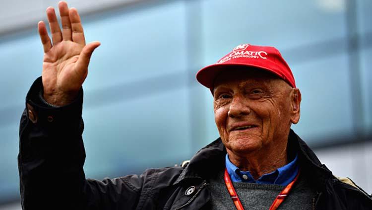 Lewis Hamilton dedikasikan gelar juara dunia Formula 1 untuk mendiang Niki Lauda. Dan Mullan/Getty Images - INDOSPORT