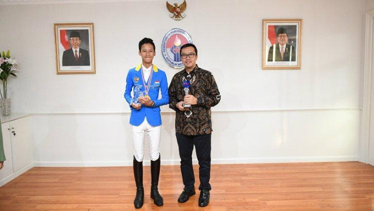 Menteri Pemuda dan Olahraga (Menpora) Indonesia, Imam Nahrawi menyambut Muhammad Akbar Kurniawan selaku atlet berkuda nasional. - INDOSPORT