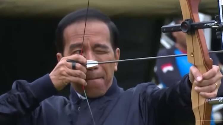 Presiden Indonesia petahana, Jokowi saat latihan panahan Copyright: youtube.com