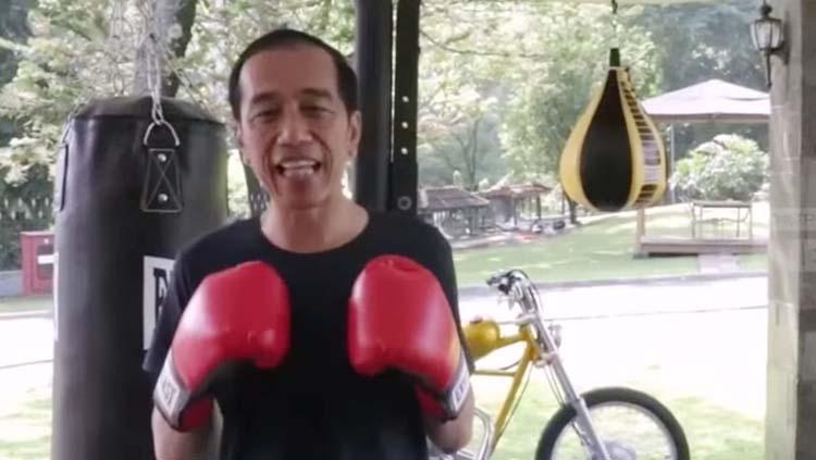 Presiden Indonesia petahana, Jokowi saat melakukan latihan tinju Copyright: youtube.com