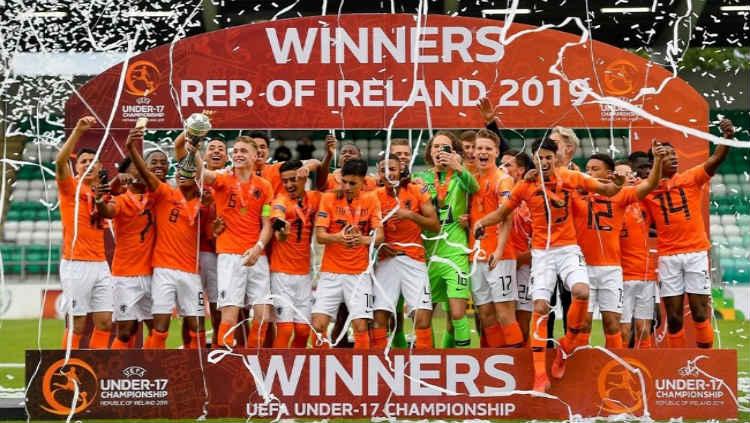 Pemain Timnas Belanda merayakan gelar juara Piala Eropa U-17