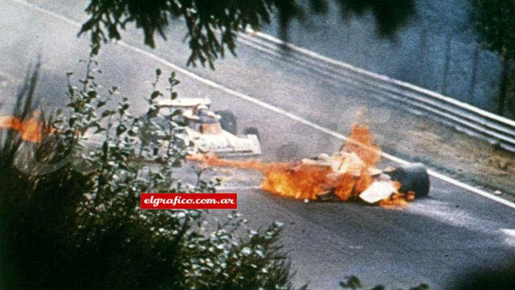Legenda balap Formula 1 (F1) Niki Lauda pernah mengalami kecelakaan yanh nyaris merenggut nyawanya di GP Jerman pada 1976 silam. - INDOSPORT