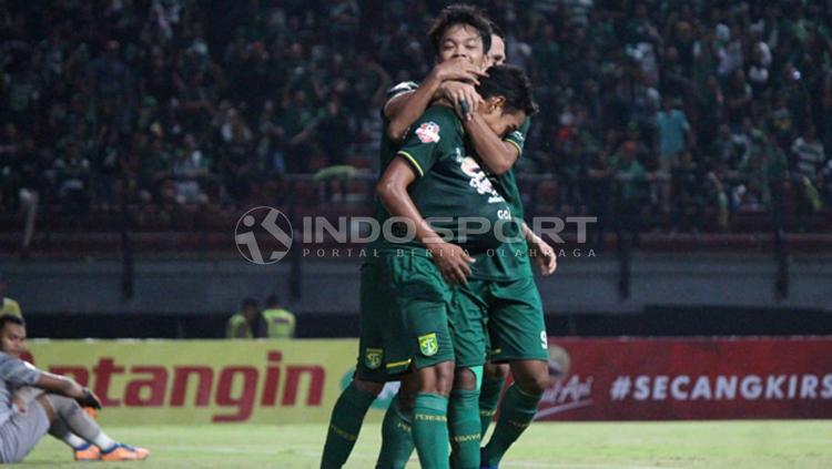 Selebrasi pemain Persebaya pasca gol Misbakus ke gawang Kalteng Putra, Selasa (21/05/19).