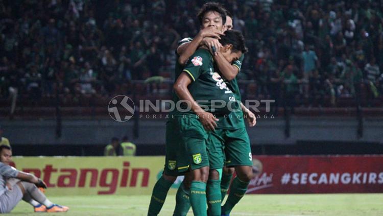 Selebrasi pemain Persebaya pasca gol Misbakus ke gawang Kalteng Putra, Selasa (21/05/19). - INDOSPORT