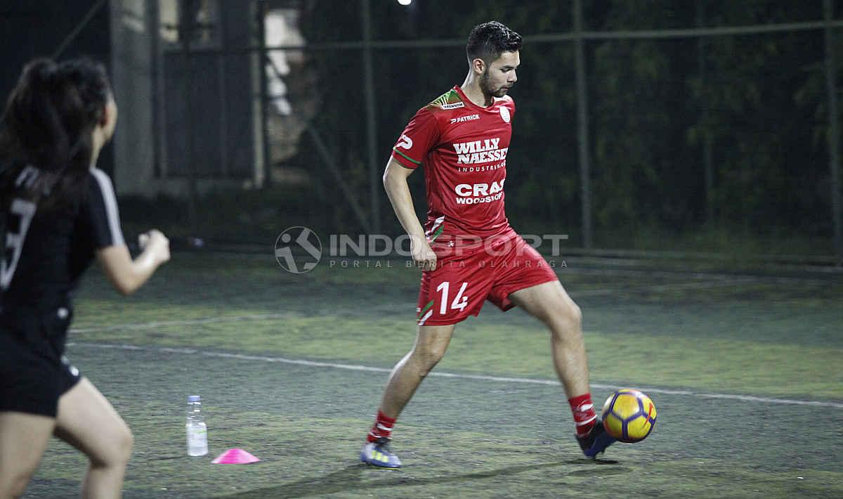 Pemain berdarah Indonesia asal klub Belgia Zulte Waregem, Sandy Walsh, berada di Jakarta. Di sela-sela kunjungannya, pemain yang ingin berseragam Timnas Indonesia tersebut meluangkan waktu untuk bermain sepak bola bersama beberapa komunitas tanah air. Copyright: Herry Ibrahim/INDOSPORT