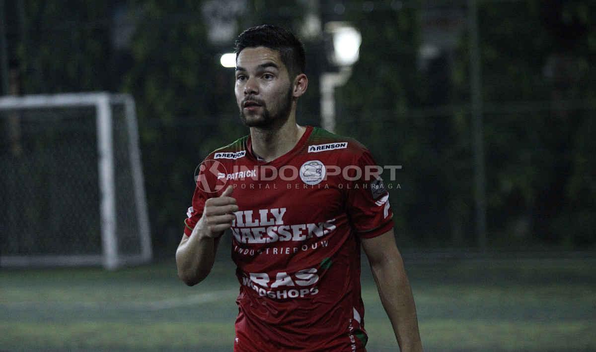 Bintang Belanda keturunan Indonesia Sandy Walsh ternyata pernah duel dengan pemain Belgia berdarah Eropa Dion Johan Cools di pentas Eropa.