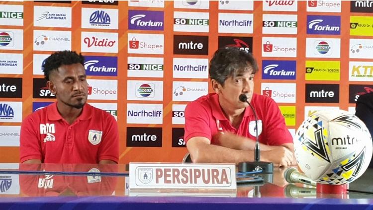 Gelandang Persipura Jayapura, Ronaldo Meosido (kiri) bersama Pelatih, Luciano Leandro, saat sesi konferensi pers jelang laga / Media Officer - INDOSPORT