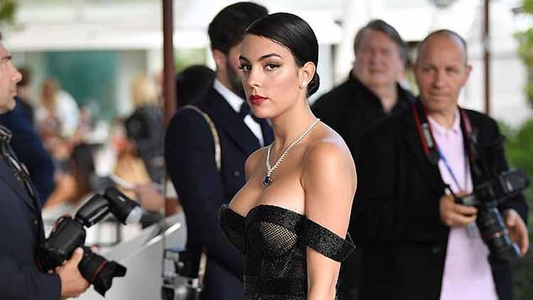 Kekasih Ronaldo, Georgina Rodriguez mengenakan gaun hitam saat menghadiri acara film Hollywood. - INDOSPORT