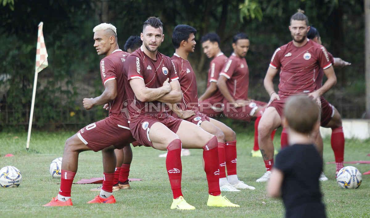 Marko Simic terlihat berinteraksi dengan putra Bruno Matos pada latihan Persija di Lapangan PSAU TNI Halim Perdanakusuma, Jakarta, Rabu (22/5/19). Foto: Herry Ibrahim/INDOSPORT