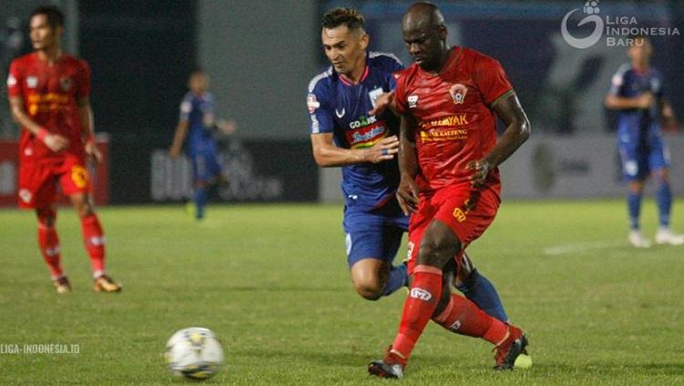 O.K. John berduel dengan Silvio Escobar dalam pertandingan Liga 1 2019 antara PSIS Semarang vs Kalteng Putra. FOTO: Liga Indonesia Copyright: Liga Indonesia