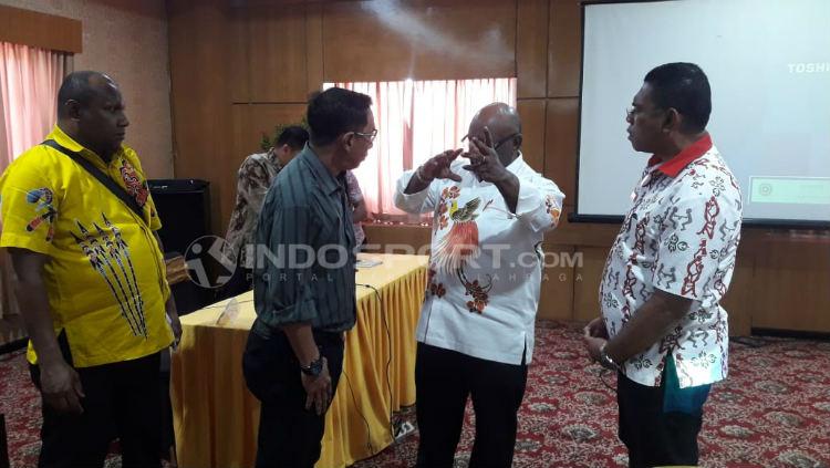 Ketua PB Perserosi Klemen Tinal bersama Kadispora Papua, Daud Ngabalin dan Technical Delegate Sepatu Roda, Jefri Abel. INDOSPORT / Sudjarwo