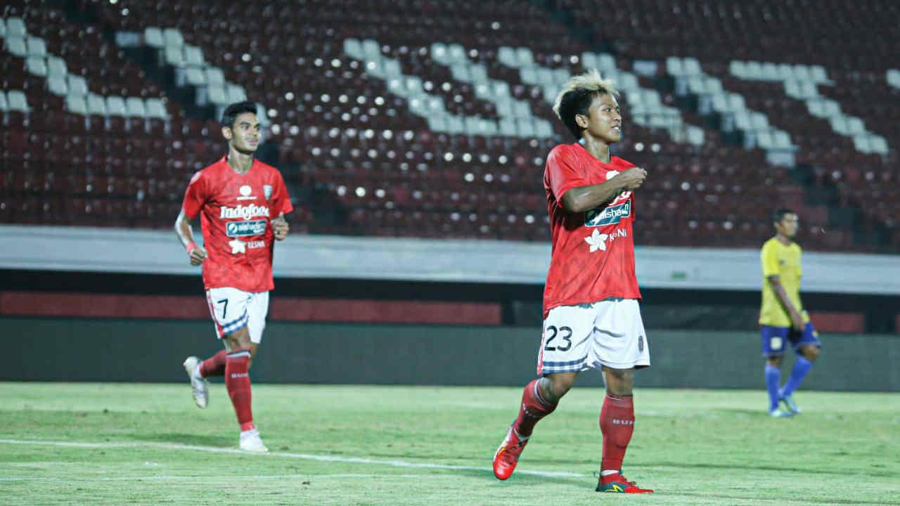 Selebrasi Fahmi Alayyubi usai cetak gol Bali United di laga kontra Persiba Balikpapan, Jumat (25/05/19).