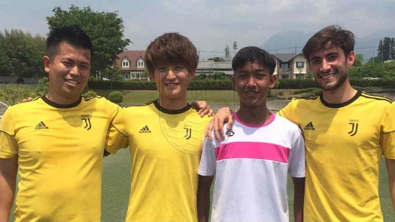Pemain Persib Bandung U-16 Kaka Hielmy bersama pemain Akademi Juventus Jepang.