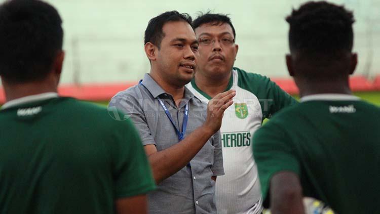 Manajer Persebaya Surabaya, Candra Wahyudi berbincang dengan pemain Persebaya usai latihan di Stadion Gelora Delta, Sidoarjo. Jumat (24/5/19).
