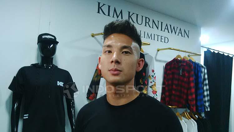 Gelandang Persib, Kim Jeffrey Kurniawan di toko clothingnya di Jalan Sulanjana, Kota Bandung, Jumat (24/05/2019).