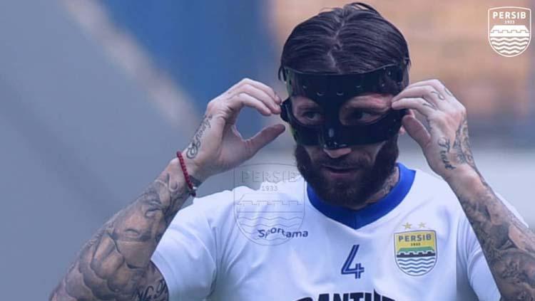 Bojan Malisic kenakan topeng Copyright: @persib_official