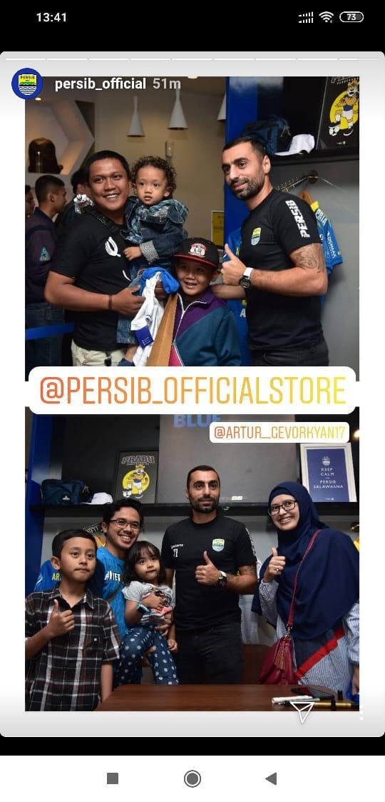 Artur Gevorkyan bersama para pendukung Persib di Persib Store Copyright: instagram.com/persib_official/
