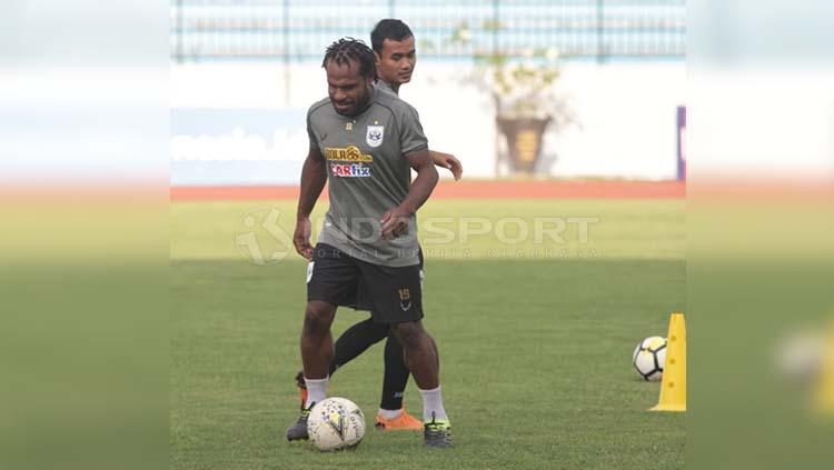 Septinus Alua jalani latihan bersama PSIS Semarang Copyright: Ronald Seger Prabowo/INDOSPORT