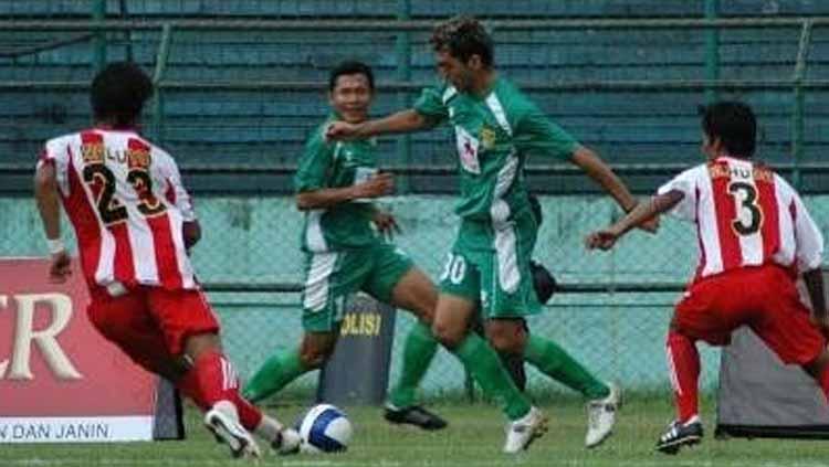 Eks striker Persebaya Surabaya Pablo Rojas (tengah). Foto: deskgram.net Copyright: deskgram.net