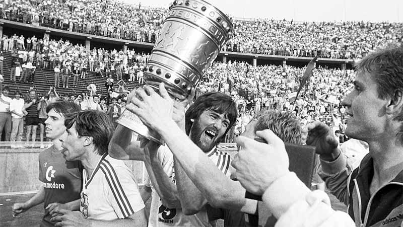 Para pemain Bayern 05 Uerdingen mengangkat gelar juara DFB Pokal 1984/1985. Foto: lagaleriadelfutbol.blogspot.com Copyright: lagaleriadelfutbol.blogspot.com