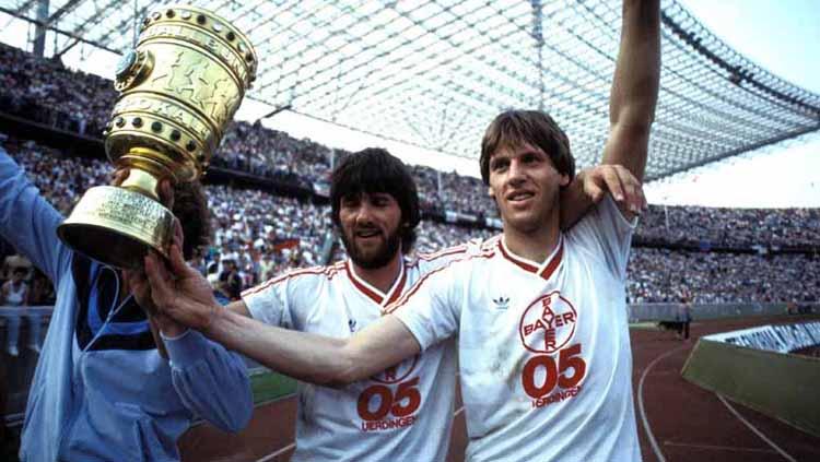 Para pemain Bayern 05 Uerdingen mengangkat gelar juara DFB Pokal 1984-1985. Foto: T-Online - INDOSPORT