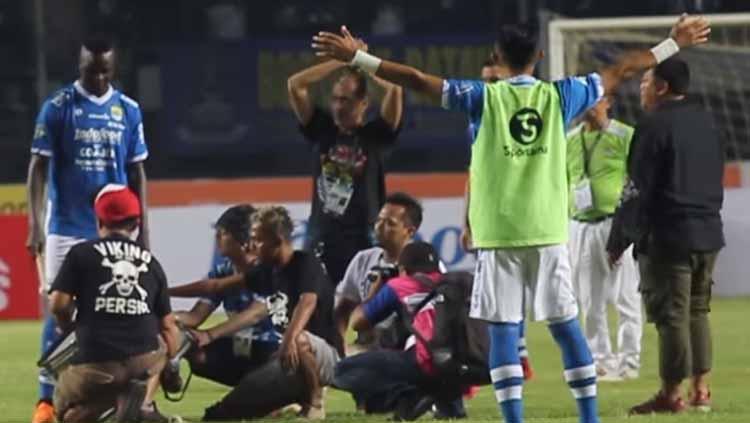 Striker Persib Bandung Ezechiel NDouassel yang memimpin ritual Viking Clap. Foto: Yana Umar/Youtube Copyright: Yana Umar/Youtube