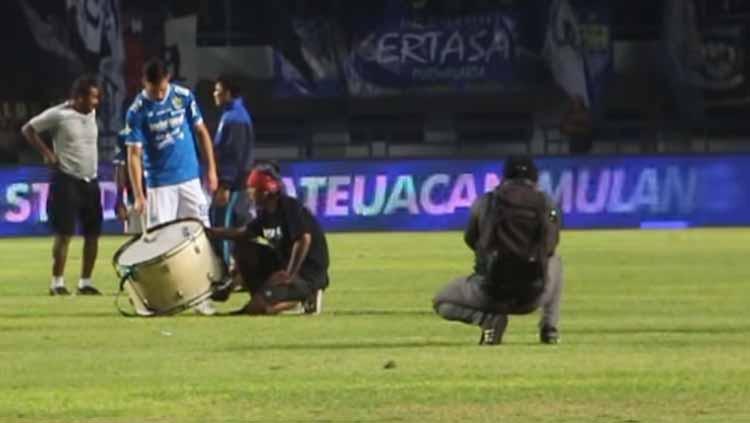 Mantan penyerang Persib Bandung Jonathan Bauman saat memimpin ritual Viking Clap. Foto: Yana Umar/Youtube Copyright: Yana Umar/Youtube