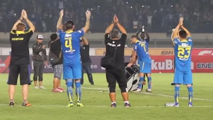 Pemain Persib Bandung Artur Gevorkyan saat memimpin ritual Viking Clap. Copyright: Yana Umar/YouTube
