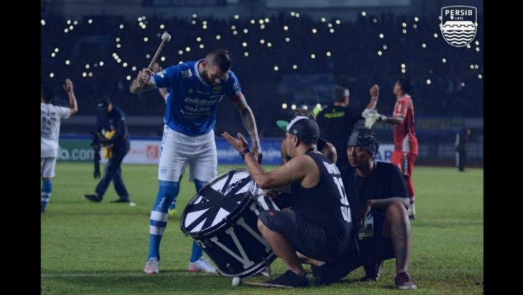 Bek Persib Bandung Bojan Malisic yang memipin ritual Viking Clap. Copyright: persib.co.id
