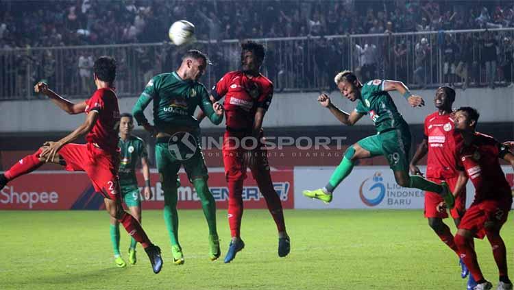 Pemain PSS Sleman melakukan sundulan di kotak penalti pada Liga 1 antara PSS Sleman vs Semen Padang (25/05/2019). Foto: Ronald Seger Prabowo/INDOSPORT
