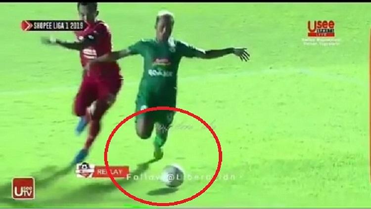 Pemain PSS Sleman, Kushedya Yudo (kanan), saat terjatuh di kotak penalti Semen Padang. Copyright: UseeTV