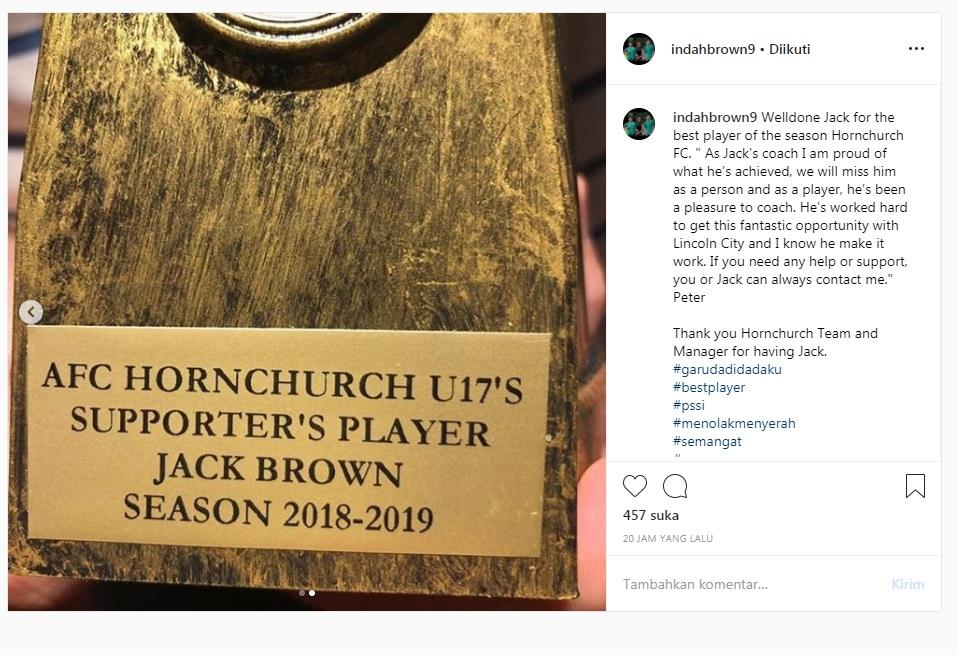 Jack Brown menyabet gelar Player of The Season Hornchurch FC. Copyright: Instagram.com/indahbrown9