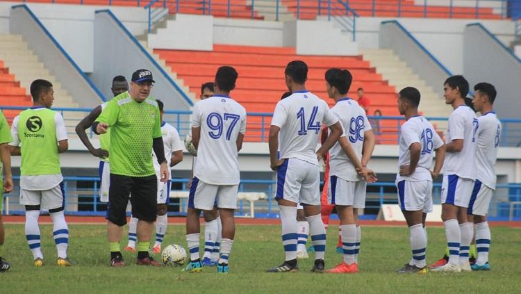 Robert Rene Alberts tengah memimpin latihan Persib Bandung di Stadion SPOrT Jabar, Arcamanik, Minggu (26/05/19). Copyright: Arif Rahman/INDOSPORT