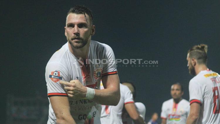 Marko Simic menunjukkan badge juara Liga 1 bersama Persija Jakarta. Ronald S/INDOSPORT.COM