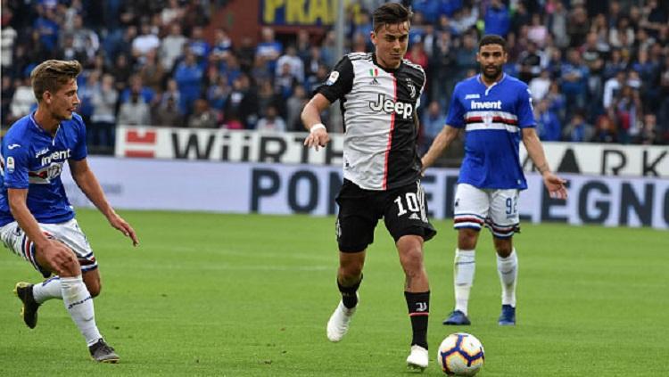 Striker Juventus, Paulo Dybala, tengah membawa bola dalam laga pekan terakhir Serie A 2018/19 melawan Sampdoria, Minggu (26/05/19). Paolo Rattini/Getty Images. Copyright: Paolo Rattini/Getty Images