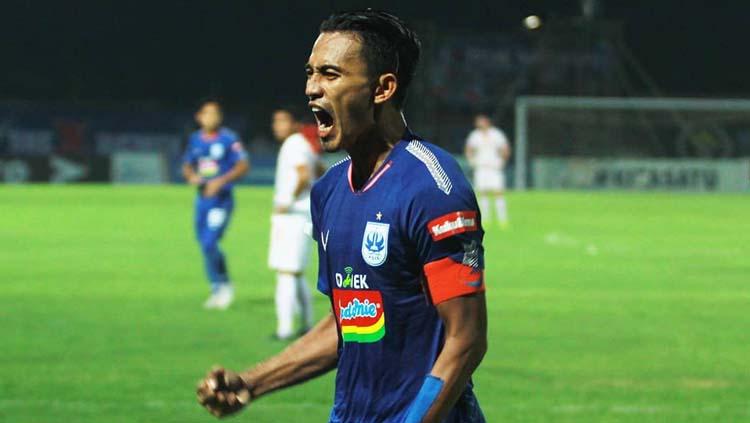 Hari Nur Yulianto melakukan selebrasi usai cetak gol ke gawang Persija Jakarta. Copyright: psisfcofficial