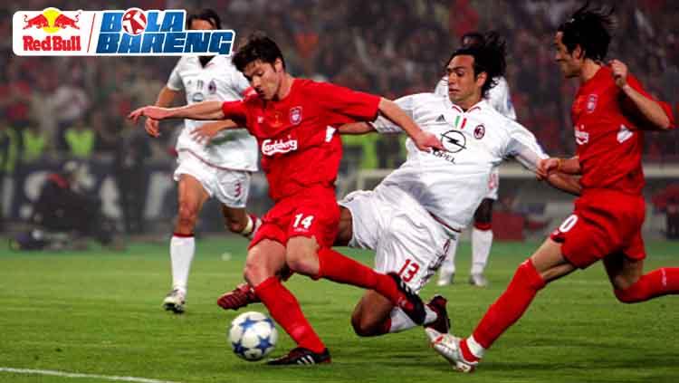 Xabi Alonso saat akan mengeksekusi bola dan pemain AC Milan berusaha menggagalkannya di final Liga Champions. - INDOSPORT