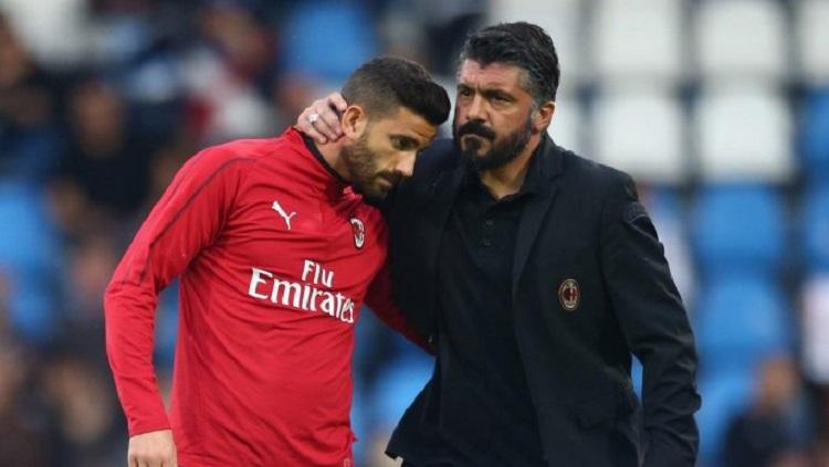 Pelatih AC Milan, Gennaro Gattuso, merangkul pemainnya di laga melawan SPAL (27/05/19)