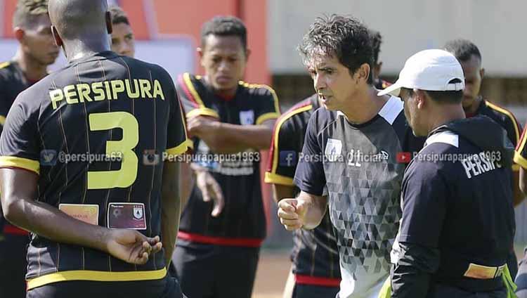 Luciano Leandro saat memberikan instruksi kepada anak asuhnya dalam sesi latihan di Stadion Mandala. Foto: Media Officer Persipura - INDOSPORT