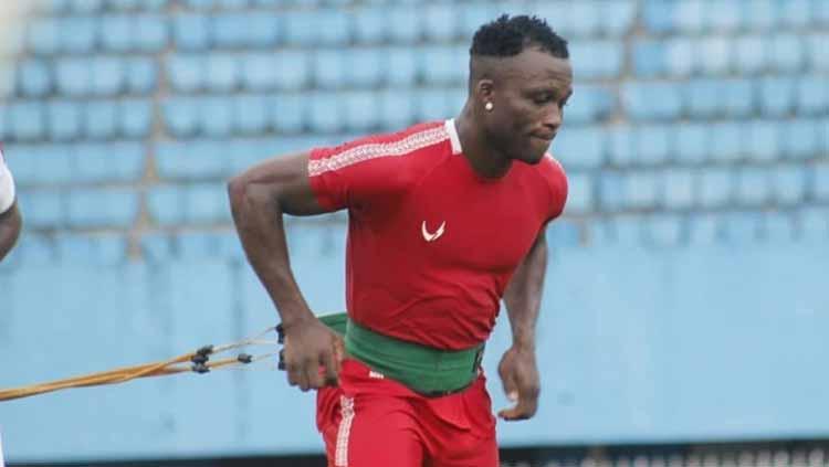 Gelandang Persipura Jayapura, Ibrahim Conteh, dipanggil ke skuat Sierra Leone untuk Kualifikasi Piala Afrika pada 13 dan 17 November 2019. - INDOSPORT
