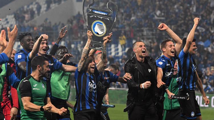 Para pemain Atalanta melakukan selebrasi karena lolos ke Liga Champions musim 2019/20. Copyright: Alex Caparros/Getty Images