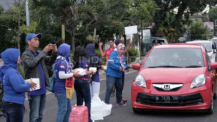 Aremania bagi-bagi takjil di bulan ramadan.